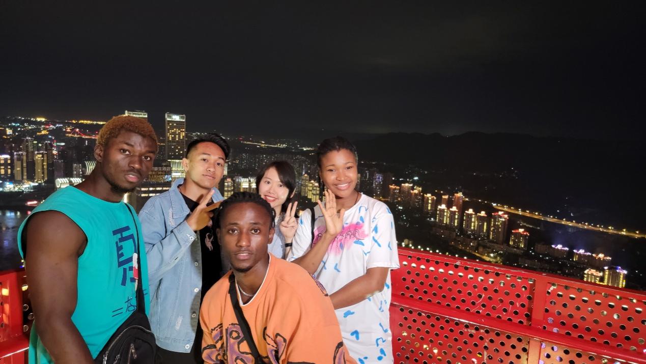 男人和女人站在一起合影的一群人描述已自动生成